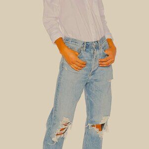 AGOLDE 90'S MIDRISE SIZE 26 MEDIUM COLOR DENIM DISTRESSED AT KNEES AND REAR